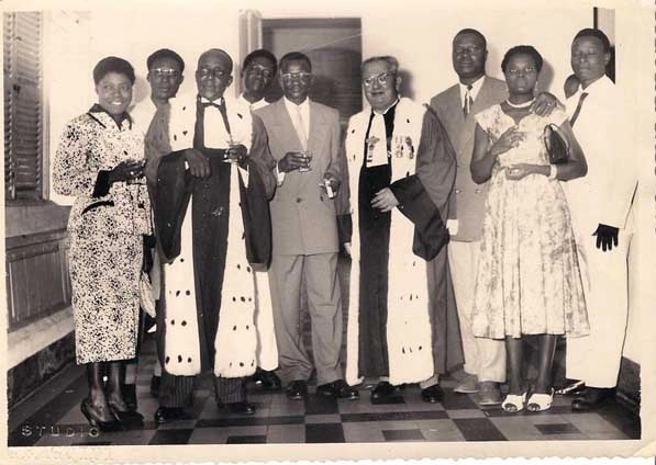 Fin d'une session de cour d'assises coloniale, magistrats et greffiers posant devant le palais de justice, Afrique équatoriale française