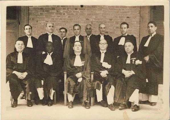 Louis Tècle Courbain entouré de ses collègues magistrats et greffiers, années 1930