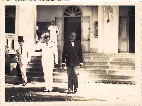 Cérémonie de départ du gouverneur de la colonie, entouré de magistrats et de fonctionnaires antillais, Afrique française, années 1930