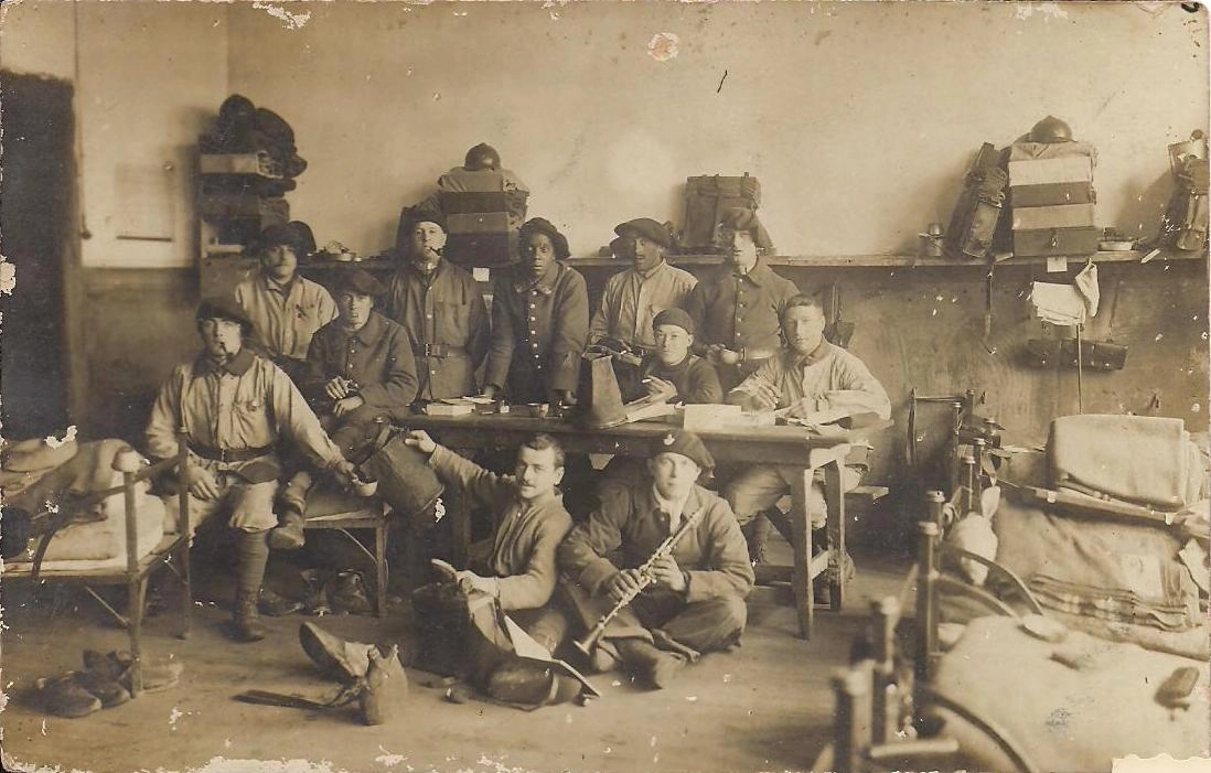Louis Tècle Courbain et ses camarades dans la chambrée des Chasseurs Alpins, service militaire dans les années 1910-1920