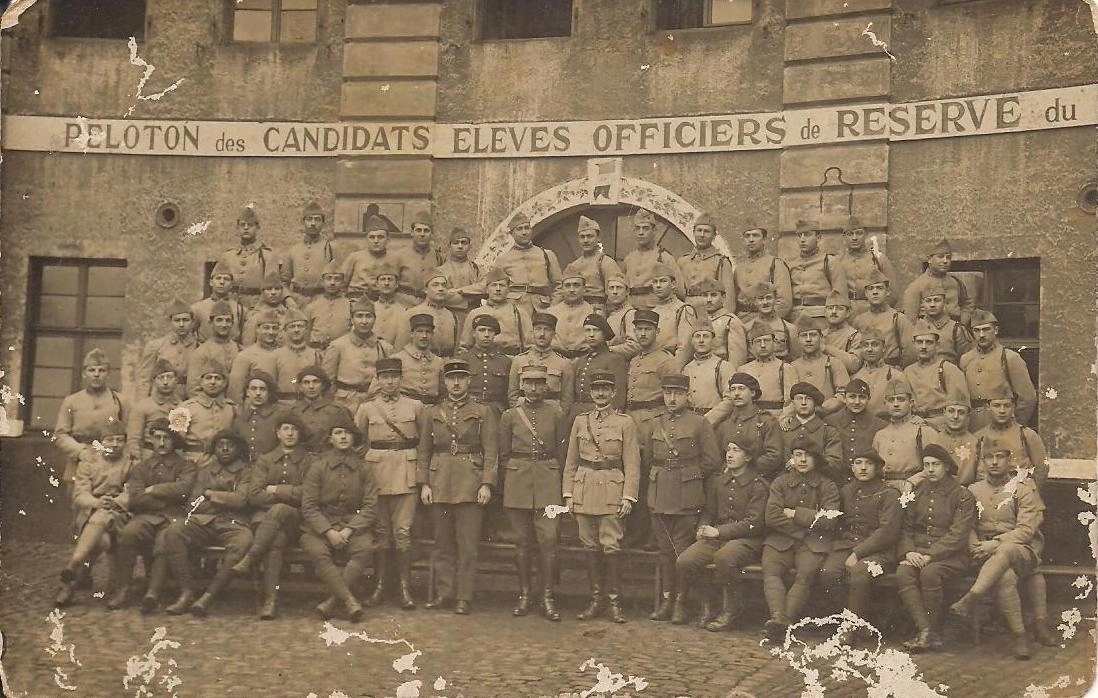 Groupe de soldats du bataillon des Chasseurs Alpins, dont certains originaires des Antilles et de Guyane, posant en tenue d'exercice