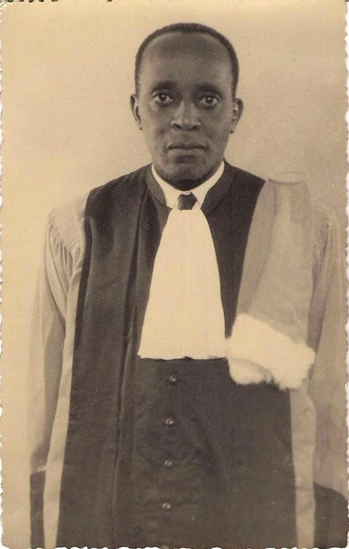 Portrait officiel de Louis Tècle Courbain en tenue de magistrat colonial, grande robe noire et épitoge
