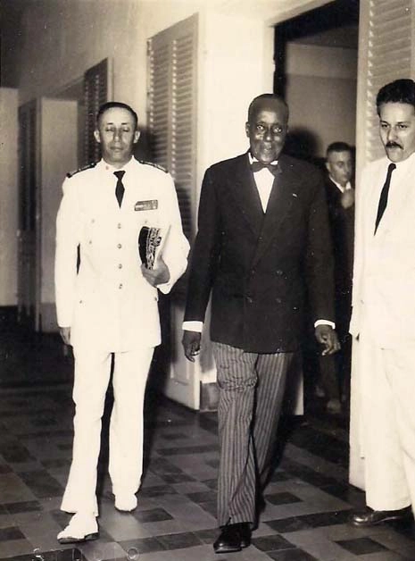 Louis Tècle Courbain en tenue civile aux côtés du gouverneur de la colonie, cérémonie officielle